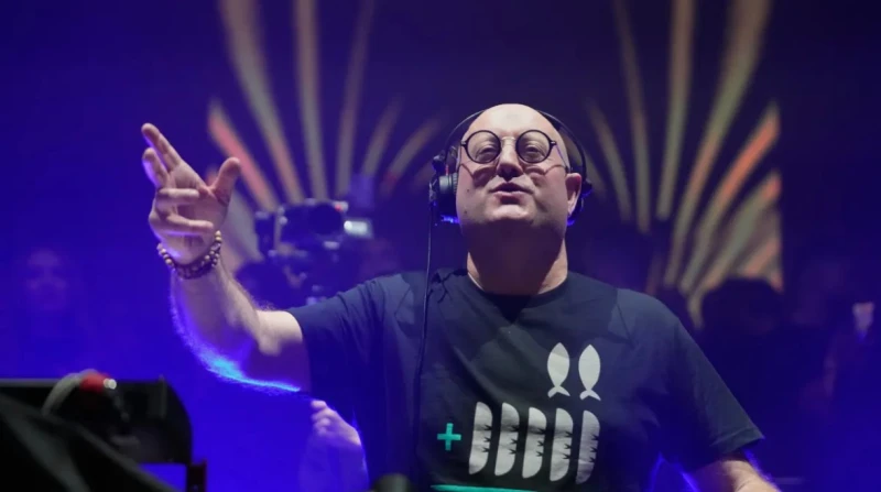 كاهن بالنهار ودي جي بالليل، الأب جيلهيرمي يثير الجدل في بيروت بموسيقى التكنو