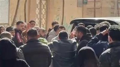 استعدادا للجنازة.. وصول جثمان والدة رضا البحراوي لـ مسجد عوارة بطنطا|صور