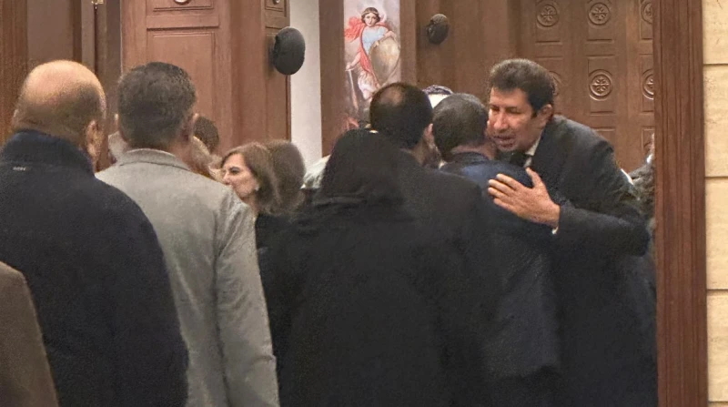 هنيدي أولهم، نجوم الفن يواسون هاني رمزي في عزاء والدته (صور)