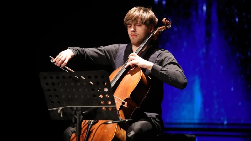عازف التشيللو الإيطالي إيتوري باجاني يتألق على خشبة المسرح القومي بحفل استثنائي