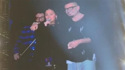 ابنة عمرو دياب تشاركه الغناء في حفلة.. والهضبة يمازحها: أنا خريج الليسيه فرنسيه