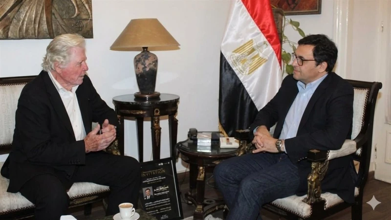 وزير الثقافة لحسين فهمي: سنوفر كل الدعم لنجاح الدورة 47 من مهرجان القاهرة السينمائي