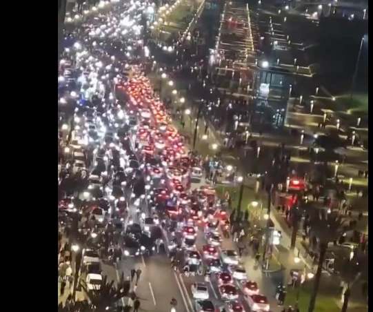 الجزائريين بيحتفلوا في الشوارع بعد هزيمة المغرب امام السنغال