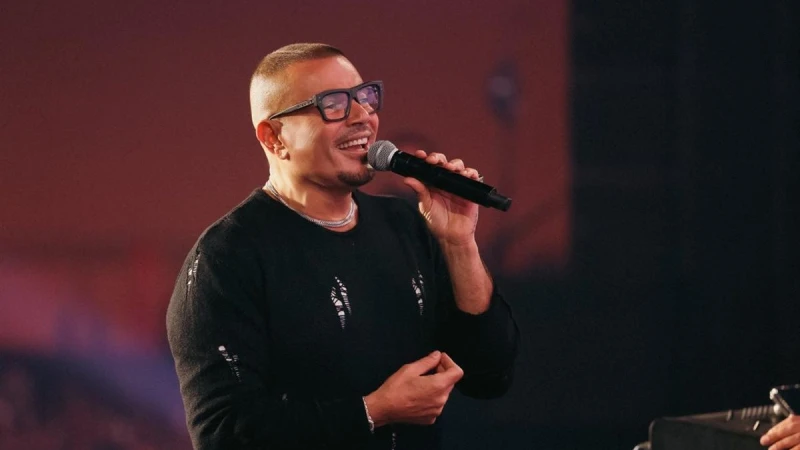 عمرو دياب يشعل المنارة أرينا بحفل جماهيري ضخم وسط حضور الآلاف