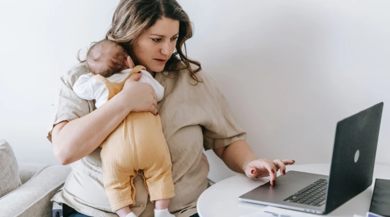 "بالبيجامة في البيت"، هل العمل من المنزل رفاهية أم فخ للاكتئاب؟