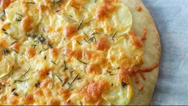 طريقة عمل بيتزا البطاطس بالجبنة والزيتون | فيديو