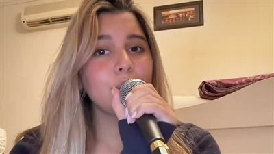 هنا ابنة شيرين عبد الوهاب تغني «على بالي».. والجمهور: «نادي على ماما تغني أي حاجة»