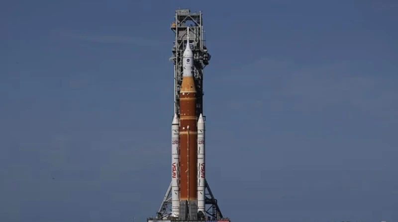 أول مهمة قمرية منذ نصف قرن، ناسا تسلم صاروخا يزن 11 مليون رطل إلى منصة الإطلاق