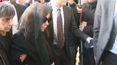 الأم المكلومة.. وصول فيروز إلى جنازة ابنها الأصغر هلي الرحباني