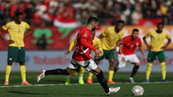 أخطاء تحكيمية في الشوط الأول بـ مباراة مصر وبنين واتهامات له بالإنحياز للمنتخب البنيني