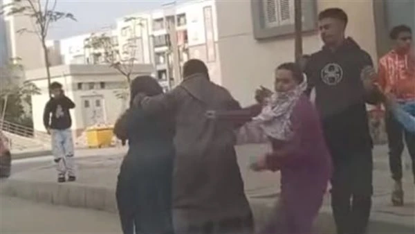 واقعة حدائق أكتوبر.. طالب يعتدي على مُعلمة هو ووالدته بسلاح أبيض