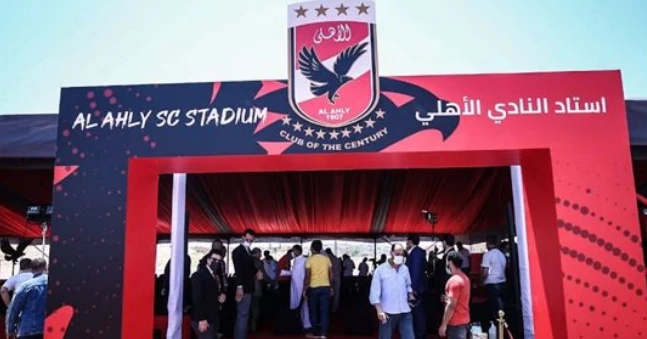 ايه اللي بيحصل في النادي الاهلي : شاب قطع وجه فرد أمن بكتر