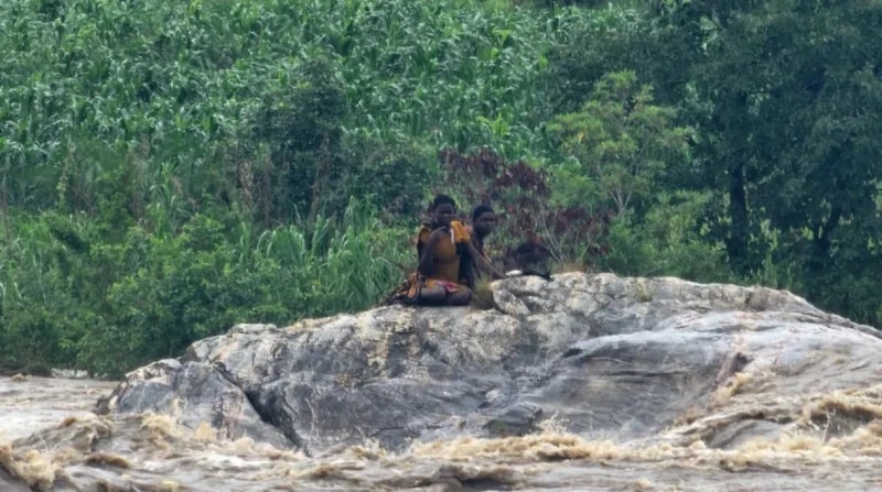 27 ساعة على صخرة الموت، كيف أنقذت مروحية زوجين من قلب فيضانات موزمبيق؟