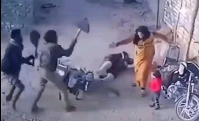 يرضيكم ياشراقوة العيال البلطجية دول يضربوا راجل ومراته بفأس