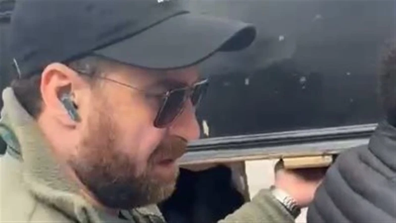 حزن نضال الشافعي في وداع والدته.. محمد علي رزق يواسيه أثناء تشييع الجثمان