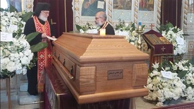 وصول نعش هلي الرحباني إلى الكنيسة لتشييع الجثمان.. هل حضرت فيروز؟