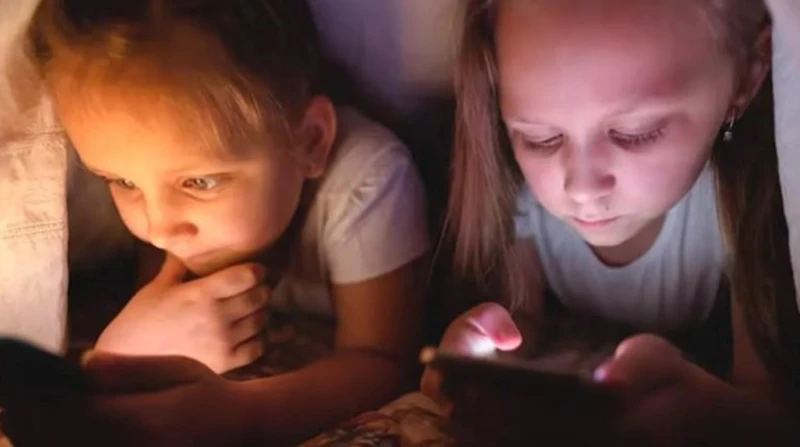 توقف نمو الدماغ.. المخاطر الصحية والنفسية للهواتف الذكية على الأطفال دون 13 عاما