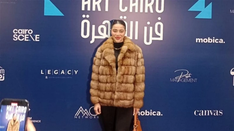 بإطلالة هادئة.. يارا السكري تحضر معرض فنون تشكيلية بالمتحف المصري الكبير
