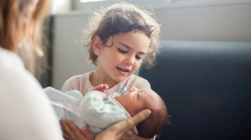 خلفة البنات وقاية من الأمراض.. دراسة حديثة تثير جدلًا