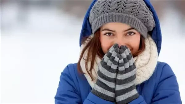 الشعور الدائم بالبرد أكثر من الآخرين.. أسباب صحية ونفسية ونمط حياة وراء الإحساس بالبرودة