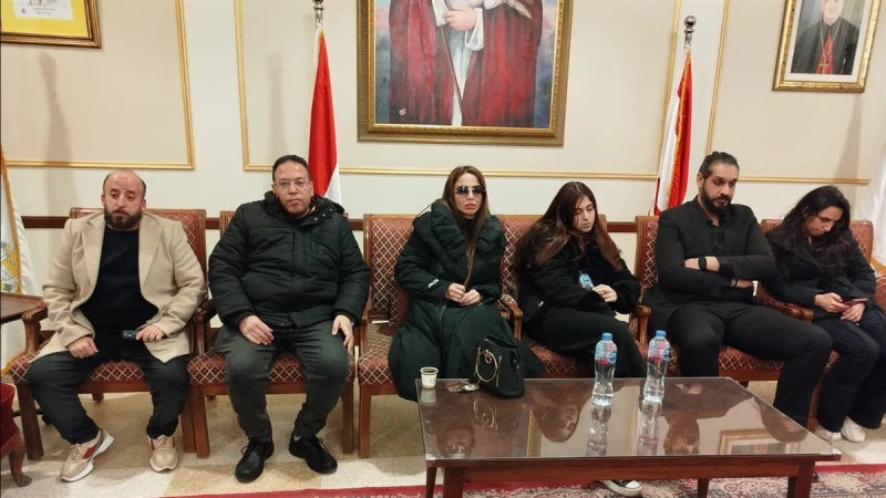 "دوللي شاهين" تستقبل عزاء والدتها بكنيسة القديس مار يوسف فى القاهرة