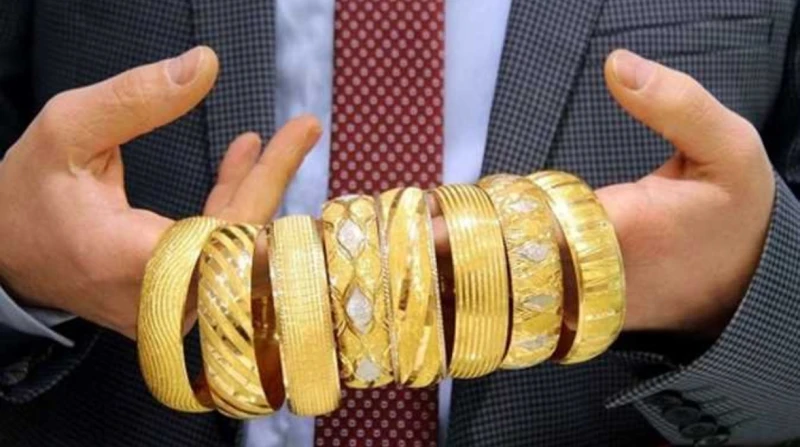 بين فرحة المستثمر وصدمة العريس.. المعدن الأصفر يضع أحلام الشباب على قائمة الانتظار