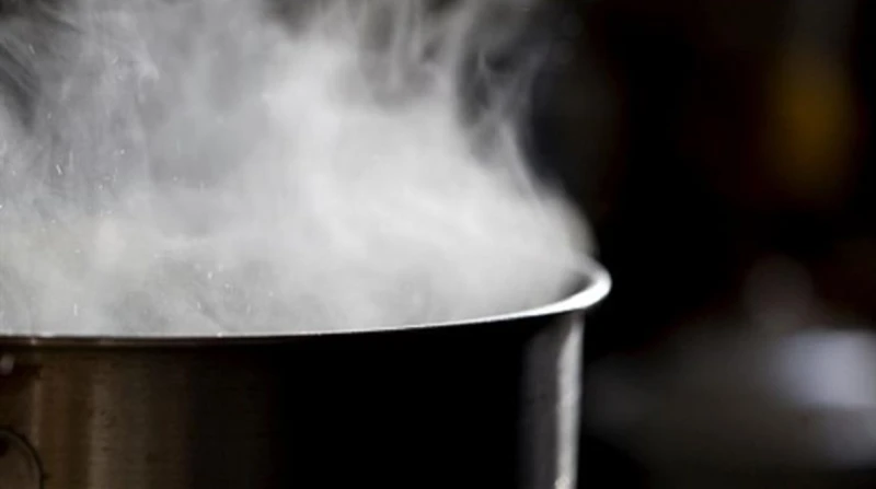 بسبب اللعب، سيدة تلقي ماء مغليًا على صغار وتصيبهم بحروق في أسوان