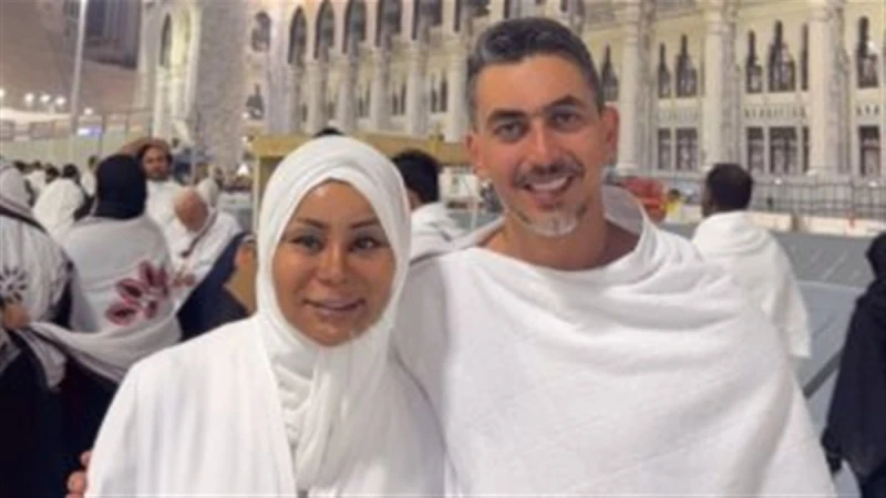 شقيقة محمد رمضان تؤدي مناسك العمرة برفقة زوجها