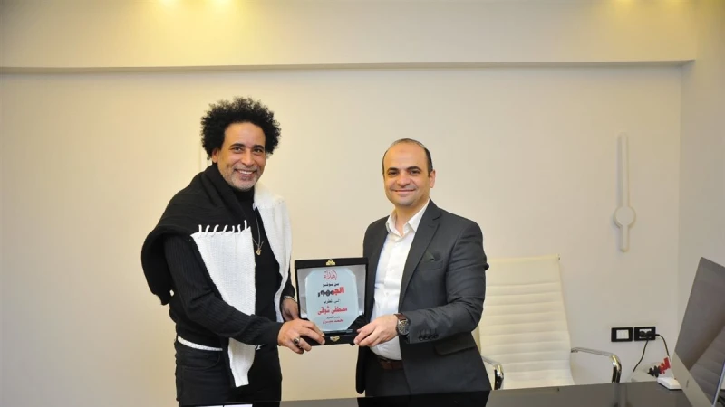 مصطفى شوقي يبدع في غناء "ليا عشم" لمحمد فوزي بـ بودكاست "افاق عربية"(فيديو)