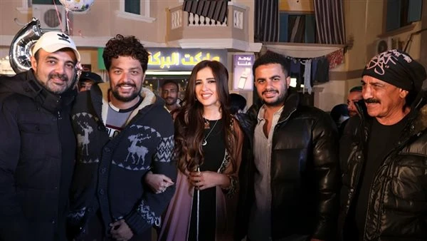 بالصور.. صناع مسلسل وننسى اللي كان يحتفلون بعيد ميلاد ياسمين عبدالعزيز