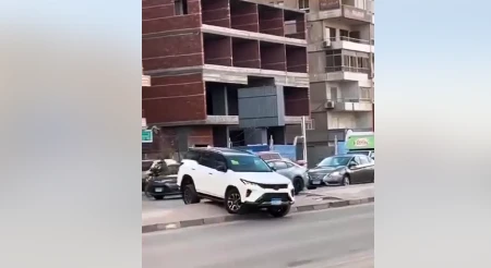 سيارة تقطع الطريق وتسير عكسي مكتوب عليها مجلس الشعب