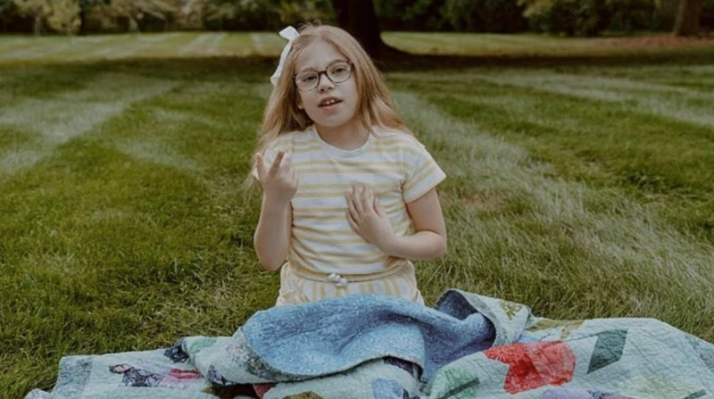 علامات تحذيرية خفية، أم تكتشف إصابة طفلتها الصغيرة بالخرف