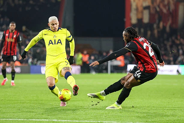 بورنموث يقهر توتنهام 3-2 في الدوري الإنجليزي