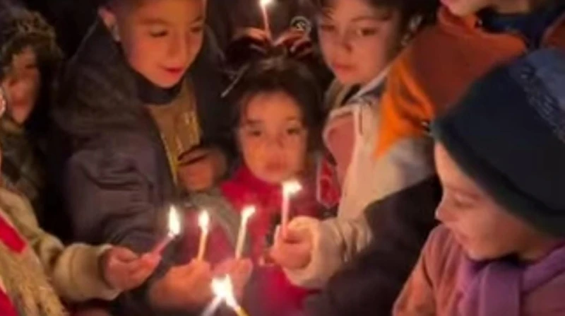 مشهد مؤثر، أطفال غزة يحتفلون بليلة رأس السنة وسط الدمار والحصار