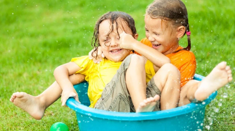 منها التعلم والمتعة.. 6 فوائد تعود على طفلك من اللعب بالماء