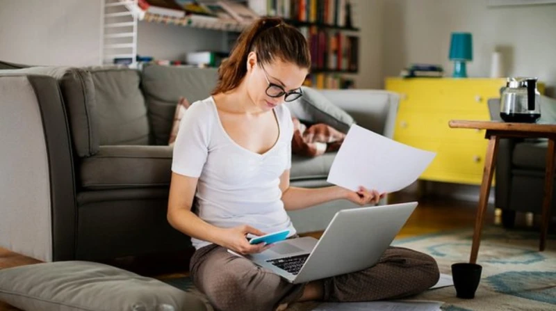 حركات بسيطة تحمي صحتك أثناء العمل من المنزل