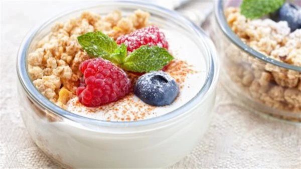 وصفة الزبادي المنزلي بالنكهات الشتوية، بديل صحي للحلويات