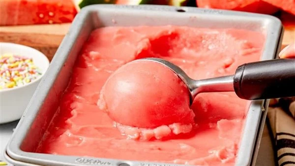 طريقة عمل آيس كريم البطيخ المنعش لأطفالك في الصيف