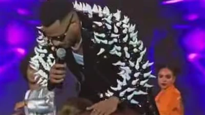 باس راسها وطبطب عليها.. موقف إنساني لـ محمد رمضان مع مساعدته بعد تغييرها حذائه على المسرح