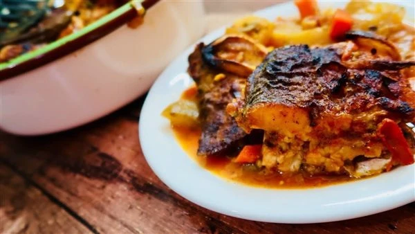 طريقة عمل سمك بالفرن مع الخضار، وجبة دايت متكاملة