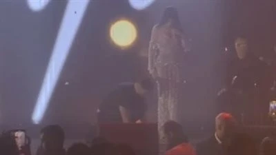 أمام الجمهور.. هيفاء وهبي تطلب من مصمم أزياء تقصير فستانها على المسرح