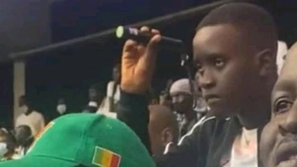 مشجع الليزر السنغالي…شركة الطيران السنغالية تناشده لحضور مباراة مصر