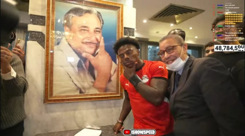 من أول ملعقة، اليوتيوبر سبيد ينبهر بالكشري وينفذ “شقلبة في الهواء” (صور)