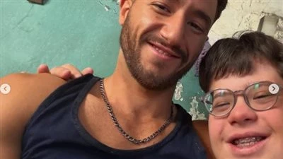 من ذوي الاحتياجات الخاصة.. من هو أدهم شقيق أحمد مالك الذي يشاركه في "سوا سوا"