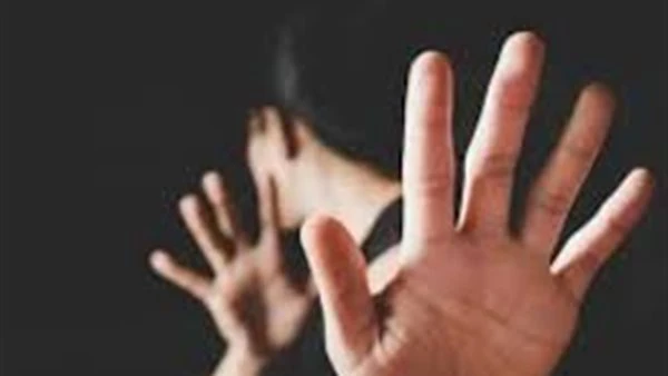 معلم لغة عربية يتحرش بطالبة عن طريق الواتساب.. الشرطة تلقي القبض عليه