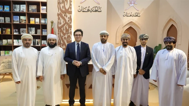 وزير الثقافة يلتقي نظراءه الإماراتيين ويستعرض أجنحة الدول المشاركة بمعرض الكتاب