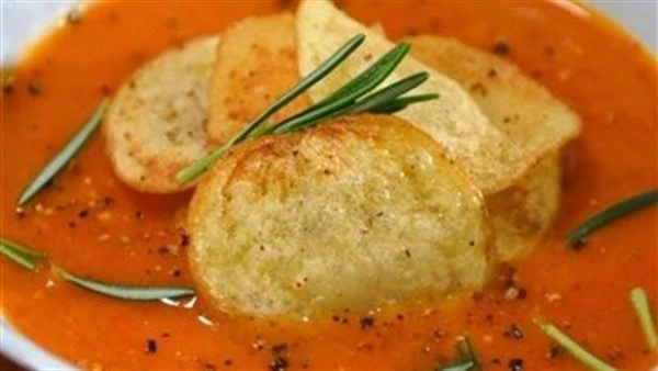 طريقة عمل شوربة الطماطم بالكريمة تمنح الشعور بالدفء في الشتاء