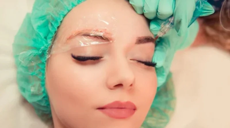 بسبب التاتو.. قصة بريطانية حرقت الصبغة جلدها وشوهت حاجبيها