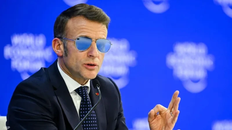 ماكرون يخفي "العين الحمراء" ويرفع مبيعات نظارات جوليان 3.5 مليون يورو