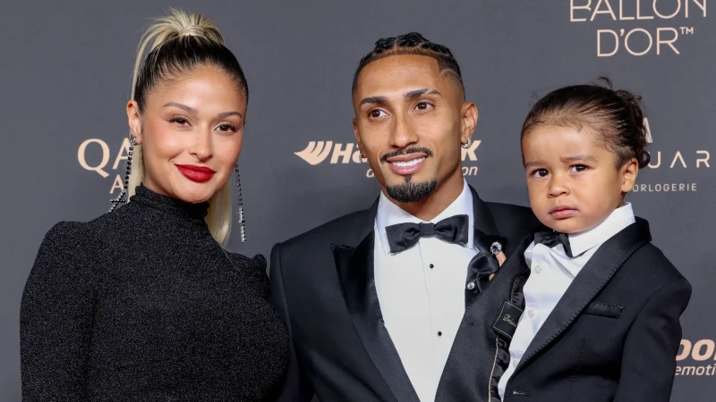 كانت مستنياه بشنطة.. بس رافينيا رجع بعربية رينج روفر